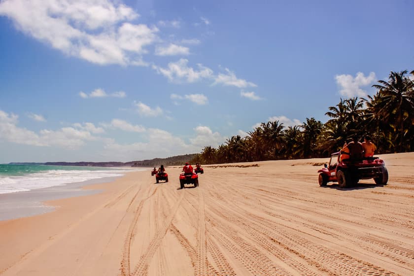 Passeio de quadriciclo em praia brasileira